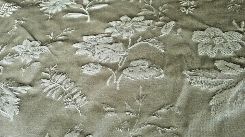 Brocado vintage marfil/crema pequeña escala flores y hojas de helecho gran brillo por comprar Foto 1 de 4