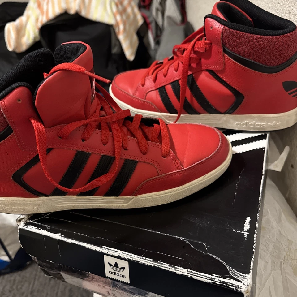 Zapatilla deportiva Adidas Varial Mid de cuero roja y negra, para hombre talla 9,5 Foto 1 de 4