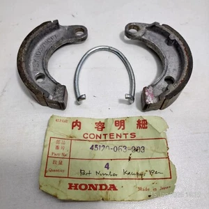 Honda P25 P50 PC50 PS50 Brake Shoe 45120-063-003 + Spring 45133-044-000 NOS JP - Foto 1 di 6