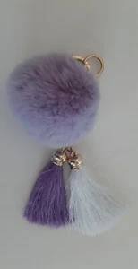Taschenanhänger Pelzball Lila Fell Bommel Quasten Schlüsselanhänger Karabiner - Bild 1 von 3