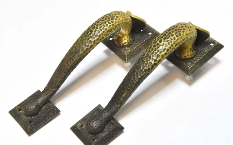 VINTAGE ARTS & CRAFTS PAIR OF HAMMERED BRASS DOOR PULL HANDLES WITH THUMB LATCH Cover