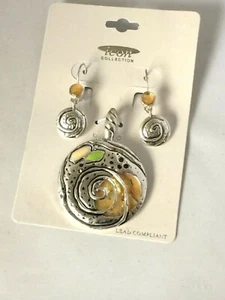 A4408 DESIGNER INSPIRED TWO TONE METAL PENDANT WITH HOOK EARRING - Picture 1 of 1