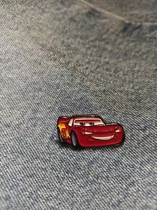 LIGHTNING MCQUEEN-CARS- ENAMEL, LAPEL PIN-UNBRANDED-NEXT DAY SHIPPING - Picture 1 of 1