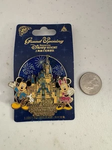 DISNEY SHANGHAI RESORT GRAND OPENING SPINNER PIN MICKEY & MINNIE NEW ON CARD - Picture 1 of 2