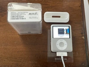 Apple iPod Nano 4GB Silver A1236 3rd Gen W/USB Charging Cord TESTED WORKING+ BOX - Picture 1 of 4