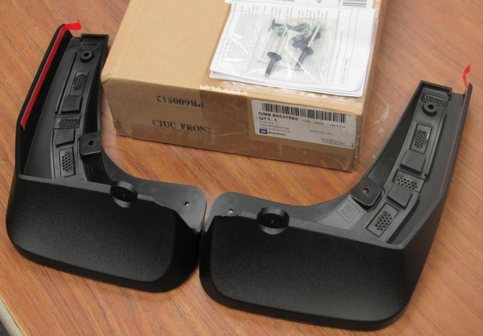 Nuevo GM OEM 84537565 2019-2023 Chevrolet Blazer negro juego de protectores contra salpicaduras delanteros Foto 1 de 1