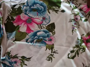 Abito floreale materiale viscosa morbida tessuto rayon rosa e blu fiori su bianco - Foto 1 di 1