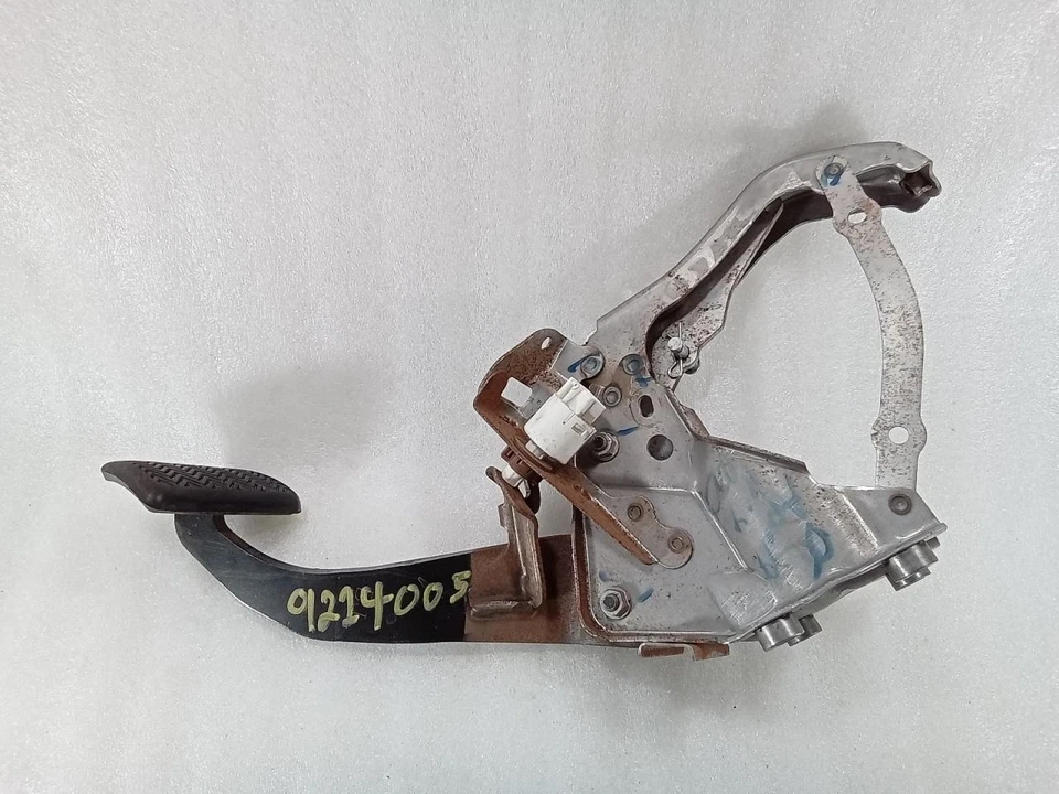 Conjunto de soporte de pedal de freno Toyota RAV4 2013-2017 471100R070 Foto 1 de 4