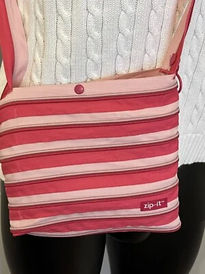 ZIP-IT Pink Striped Crossbody purse, handbag. Cute and packable! Foto 1 de 3