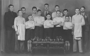 SPORT BOYS BOXING - 5 VINTAGE REAL PHOTO POSTCARDS BOXING CLUBS/SCHOOLS/BOYS - Picture 1 of 10