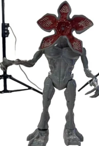 Stranger Things Modellino "Demogorgon" Sciolto 10" LED Illuminato Senza Telecomando 2023 - Foto 1 di 16