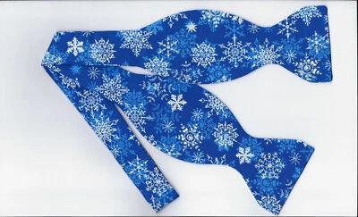 Pajarita de Navidad, Vacaciones Invierno Blanco Copos de Nieve en Azul, Divertida Pajarita Auto-ata Foto 1 de 4