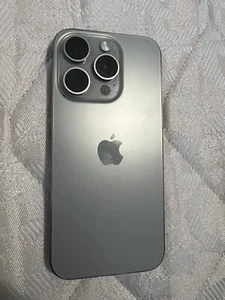 iPhone 15 Pro - Photo 1 sur 3