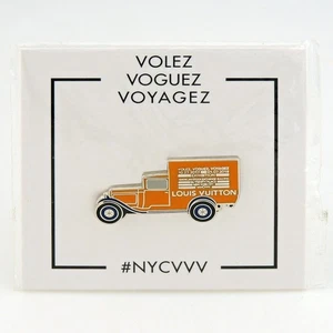 Pin Louis Vuitton NYC Volez Voguez Voyagez Exposición 2017 Conmemorativo NYCVVV - Imagen 1 de 4