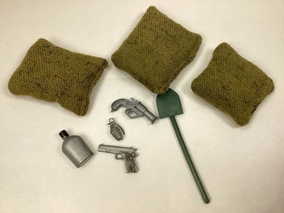 BOLSAS DE ARENA DE ARPILLERA GI Joe años 60 12", pistola, cantimplora, granada, pistola de señalización, pala Foto 1 de 4