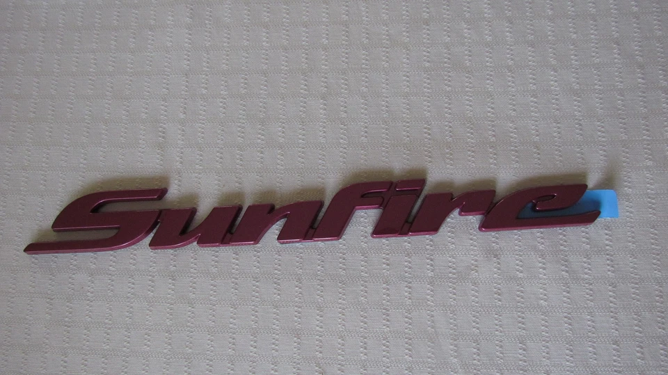 NEW OEM Raspberry Pontiac "SUNFIRE" Nameplate Emblem Badge 22596478 - Изображение 1 из 1