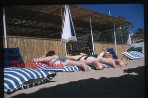 Damen in Vintage Bikinis Sonnenbaden am Strand 1958 Kodachrome 35mm Dia - Bild 1 von 1