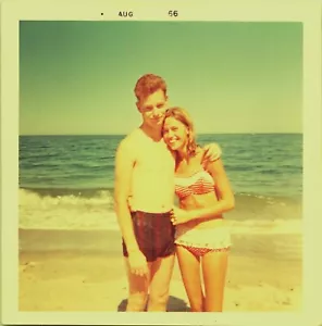 Strandpaar rot & weiß Bikini, Badehose, blond & rothaarig Foto - Bild 1 von 2