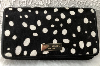 Funda de teléfono Henri Bendel billetera y etiqueta pelo de becerro negro blanco manchado animal estampado Foto 1 de 4