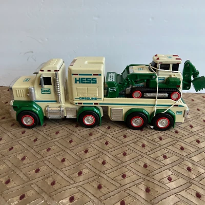 Camión y tractor de juguete coleccionable Hess 2013 con sonidos y luces - usado Foto 1 de 4
