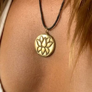 Collar colgante de latón redondo de loto - Imagen 1 de 2