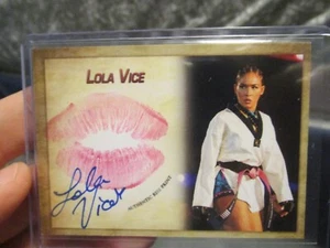 WWE NXT COLLECTORS EXPO LOLA VICE AUTOGRAPH KISS CARD -READ - Picture 1 of 3