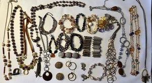 Lote De 25, 9 Collares 12 Pulseras 1 Anillo 3 Pendientes Joyería Marrón De Colección Hasta Ahora - Imagen 1 de 23