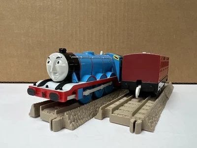 Thomas & Friends TOMY Trackmaster Gordon Plarail 1996 2001 con TOMY Red Coach Foto 1 de 4