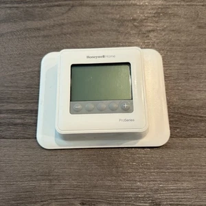 Honeywell T4 Pro Programmable Thermostat TH4110U2005 Preowned Works! - Picture 1 of 6