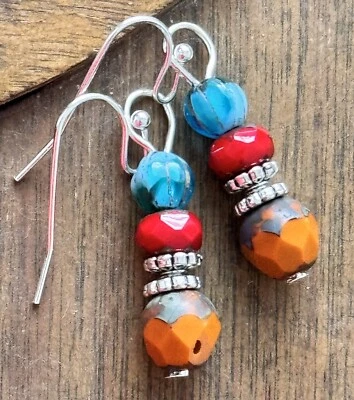 Pendientes colgantes grabados en plata, rojo, naranja y azul aguamarina. Foto 1 de 3