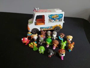 Ugglys Pet Shop Tiere mit Van Set, Hunde Katzen Aliens Haustierwäsche funktioniert Elch Spielzeug - Bild 1 von 15