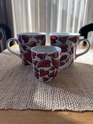 Juego de 3 tazas Crate&Barrel x Elvis Swift San Valentín blanco con corazón rojo.2 regular y 1 pequeño Foto 1 de 4