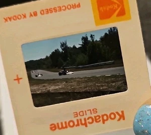 #DT 35mm Dia - Vintage - Sammlerstücke - Foto - Rennwagen fahren auf Straße - Bild 1 von 1