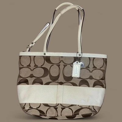 Logo de la firma Coach beige tostado Foto 1 de 4