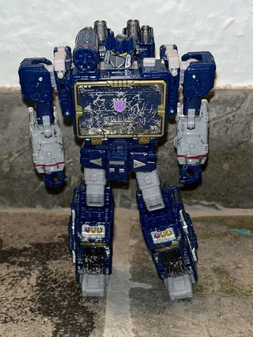 Transformers War For Cybertron Trilogy: Siege Voyager Class Soundwave Cover
