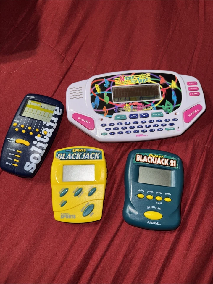 Paquete De 4 Juegos De Bolsillo Portátil Blackjack Soliare Nombre Que Sintoniza Probado Foto 1 de 2