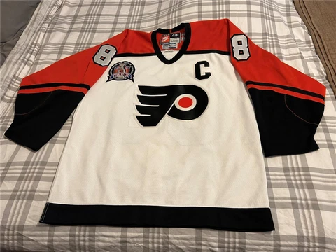 Nike authentic 1997 Philadelphia Flyers Eric Lindros hockey jersey size 48 Used Cover