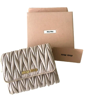 ✨Cartera Prada de diseñador de lujo MIU MIU MATELASSE Portafoglio Mughetto rosa logotipo Foto 1 de 4