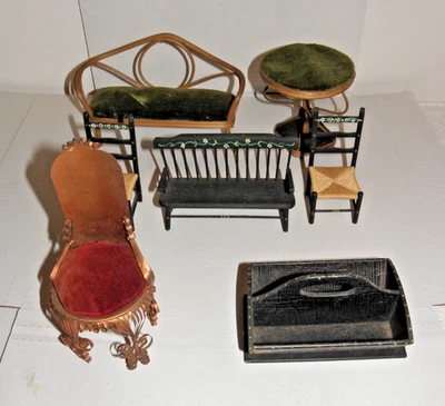 ЛОТ ТОВАРОВ ДЛЯ КУКОЛЬНОГО ДОМИКА - ДИВАН, LINDCRAFT, ТРАНШЕЙНОЕ ХУДОЖЕСТВЕННОЕ КРЕСЛО ПЛЮС БЕЗ РЕЗЕРВА - Изображение 1 из 4