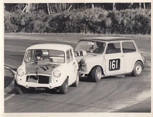 MINI COOPER COCHES DE CARRERAS DÉCADA DE 1960 FOTO DE PRENSA MAGOS DEL PERÍODO ORIGINAL MAUREEN - Imagen 1 de 2