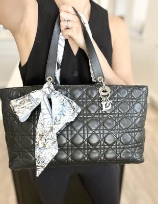 Autêntica bolsa de ombro CHRISTIAN DIOR grande Cannage pele de cordeiro acolchoada retangular - Imagem 1 de 4