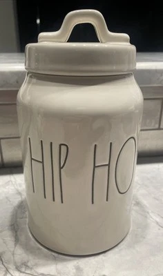 RAE DUNN HIP HOP Bote con Tapa 8” Alto Blanco Negro Escritura NUEVO Foto 1 de 4