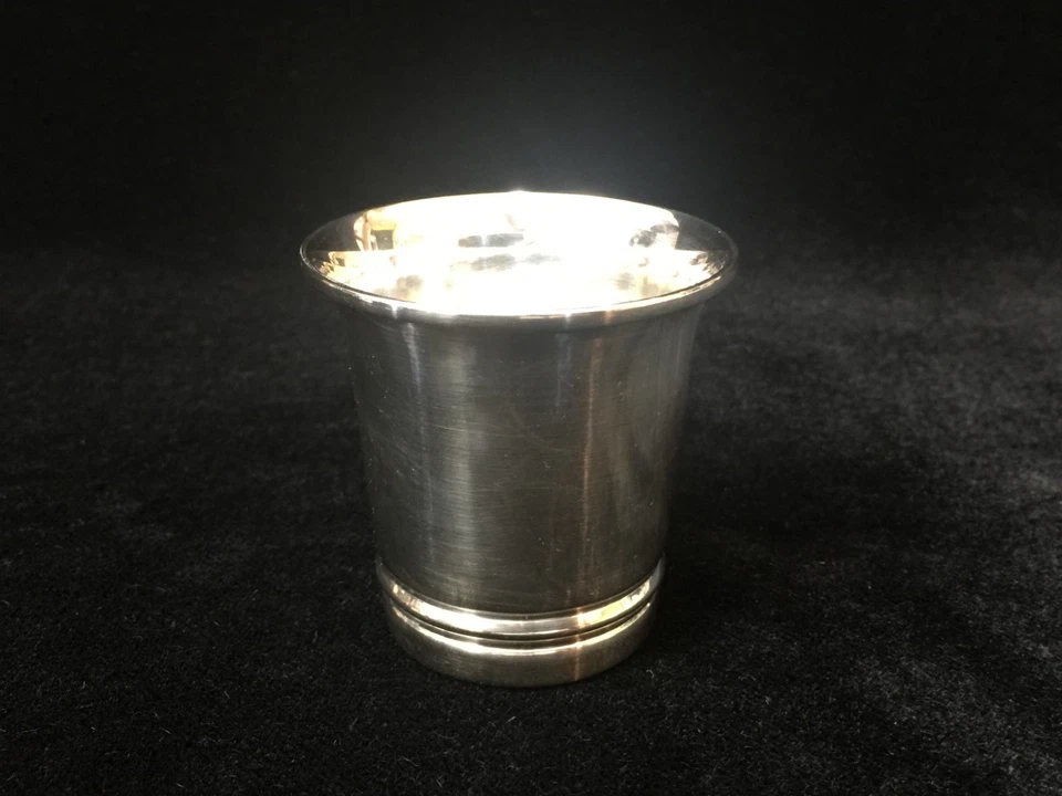 Taza bebé vintage Dinamarca plateada, marca antorcha y "M", 2 3/8" de alto x 2 1/4" con Foto 1 de 4