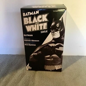 Statua Batman bianco e nero - Patrick Gleason USA - Foto 1 di 4