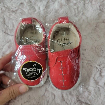 Zapatos sin cordones Monkey Feet 6-12M de cuero rojo con fondo suave Foto 1 de 4