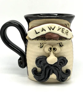 Anwalt Gesicht Becher Steinzeug Keramik signiert Tiegland Bradford 3D Schnurrbart lustig - Bild 1 von 8