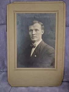 cabinet card, Young Man In Suit And Bow Tie - Picture 1 of 2