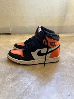 Air Jordan 1 Retro OG Alto Satén Roto Tablero Trasero W Talla 8 Foto 1 de 4