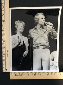 Rare Original VTG 1976 David Soul, Lynne Marta in Glasgow Apollo Theatre Photo - Picture 1 of 3