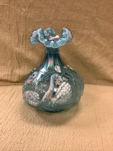 Fenton Kunstglas - irisierende blaue Schwäne und Rohrkolben Vase - 8 Zoll - Bild 1 von 6